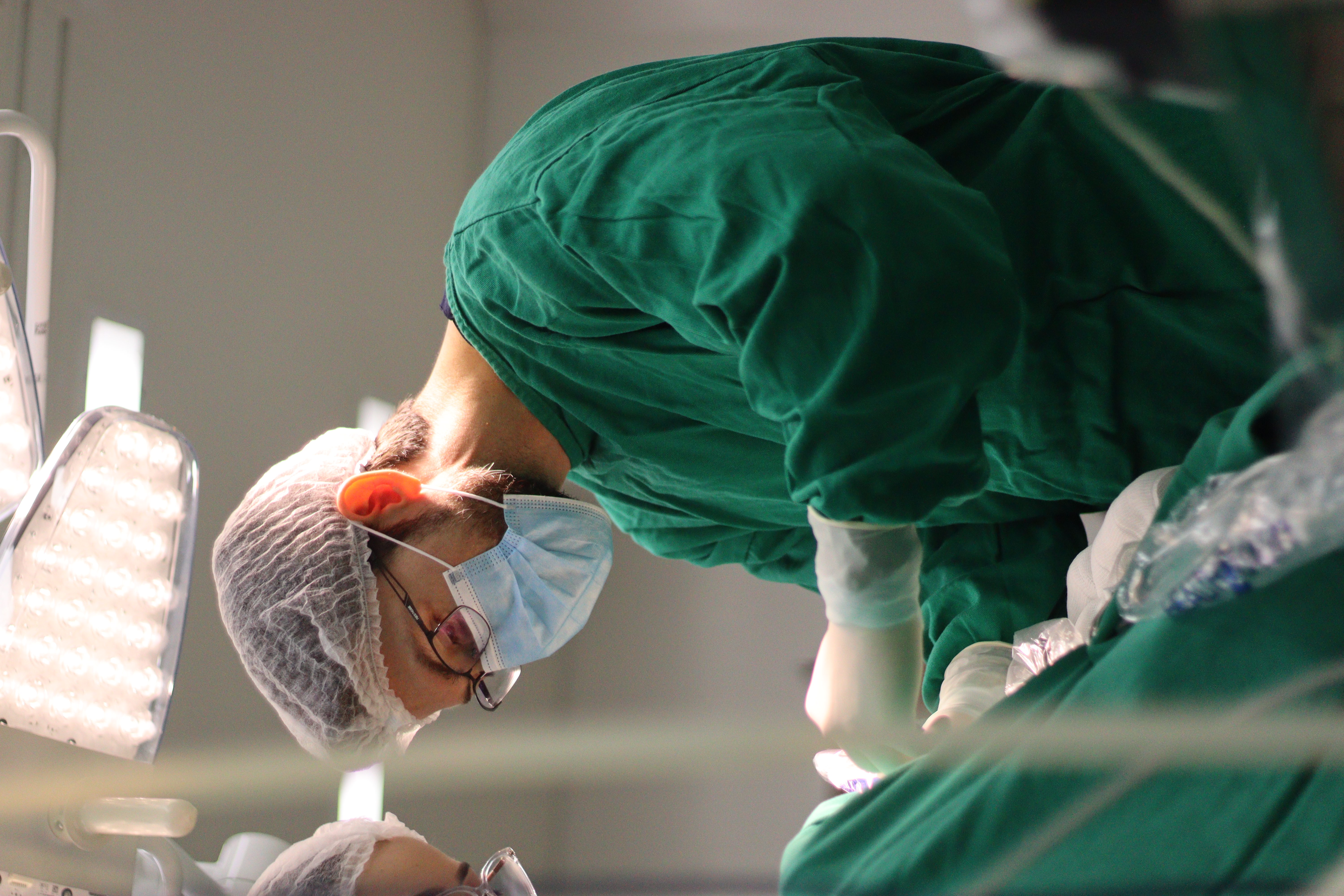 Dr. Bruno Noronha realizando procedimento cirúrgico facial